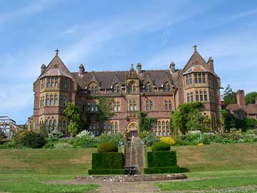 Загородный дом Найтшейс-Корт (Knightshayes Court) в неоготическом стиле в английском графстве Девон, недалеко от города Тивертон